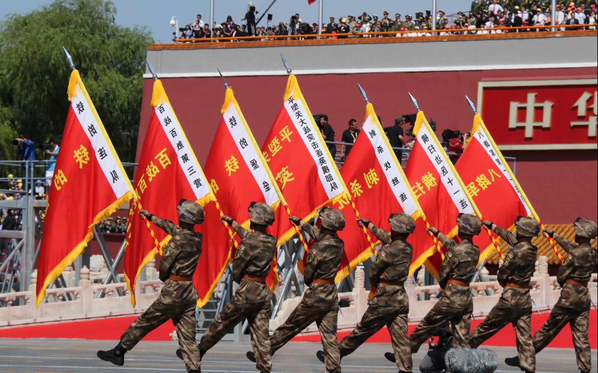 塞内加尔队中场卡瓦尼在巴黎奥运会上展现出强大的进攻组织能力