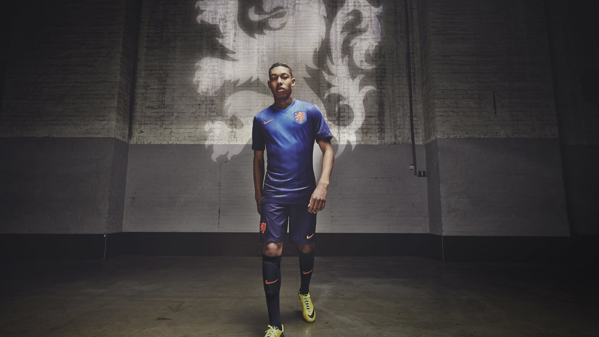 “青训基地引入先进科技设备，推动技术革新”，青训学校